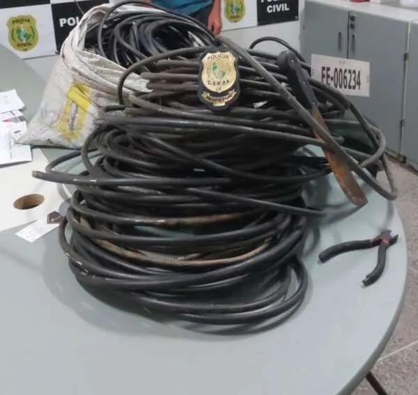 Policiais flagram suspeito escalando poste e o prendem por furto de fios na Capital