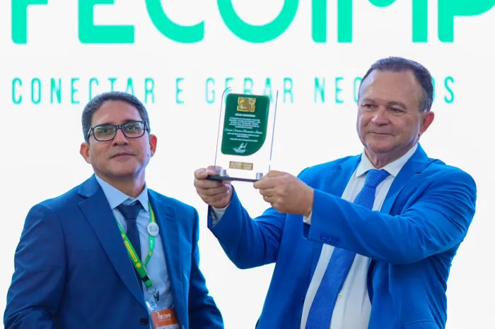 - Na ocasião, o governador recebeu o título de sócio honorário das mãos do presidente da ACII, Carlos Lucena (Foto: Rodrigo Ribeiro)