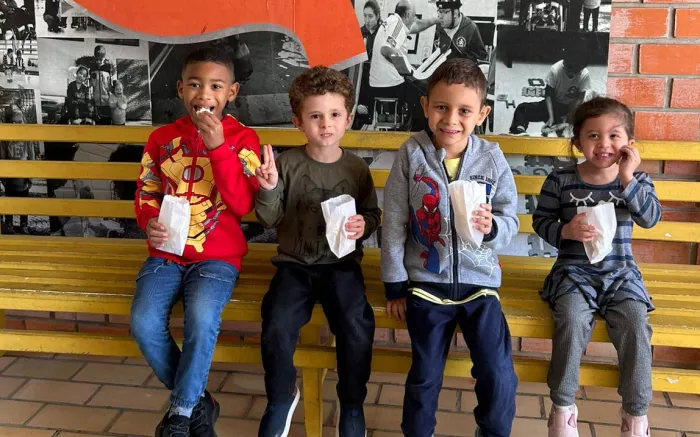 Dia do Surdo: FCEE promove Aulão de Libras e Oficina de Dança sem música