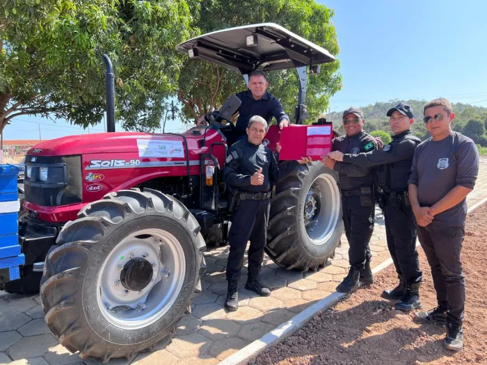 Secretaria de Justiça entrega trator para Colônia Agrícola Major César Oliveira em Altos