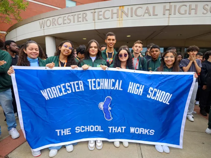 Intercambistas Seduckathon conhecem instalações da Worcester Technical High School e da Framingham High School nos Estados Unidos