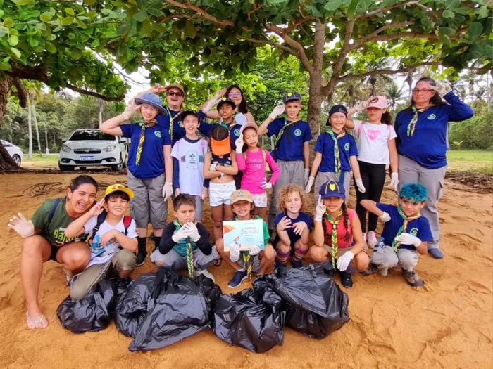 Lançamento de ‘Jundu’ incentiva ação de limpeza de praia e fortalece compromisso com sustentabilidade e diversidade