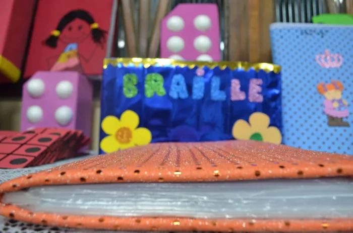 Educação oferece curso de técnicas de leitura e escrita em braile