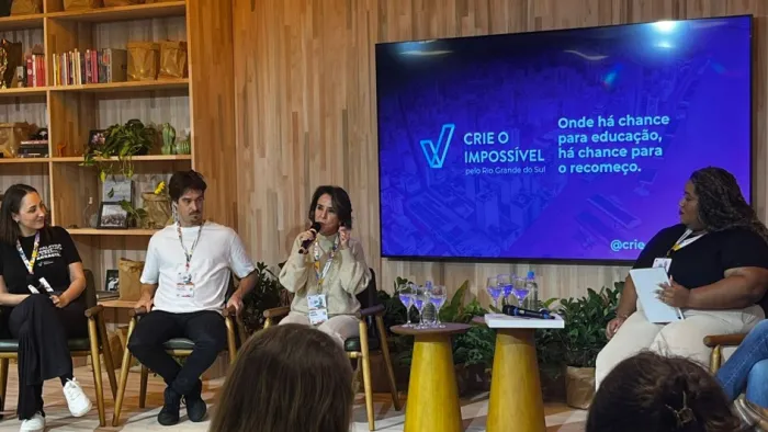 A secretária da Educação, Raquel Teixeira, comemorou o empenho do projeto, que estimula os jovens a acreditarem no seu potencial -Foto: Ascom Seduc