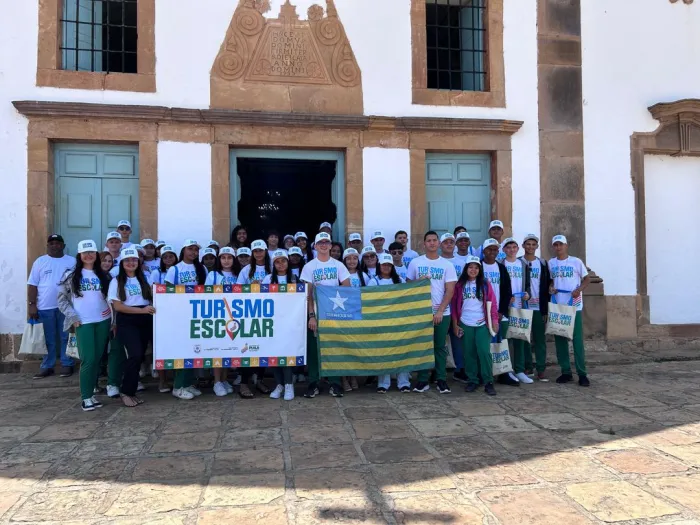 Estudantes da rede estadual de ensino de Padre Marcos participam de passeio pedagógico em Oeiras