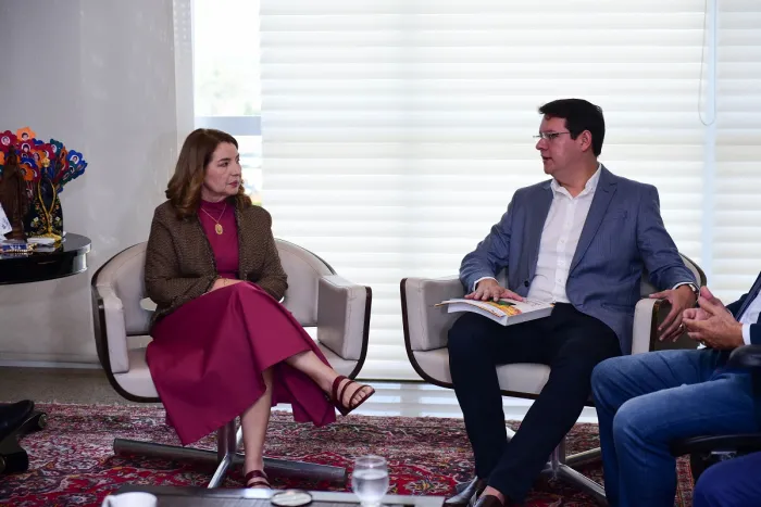 - A presidente da Assembleia Legislativa, Iracema Vale, com o secretário de Estado do Planejamento e Orçamento, Vinícius Ferro (Foto: Gilson Ferreira)