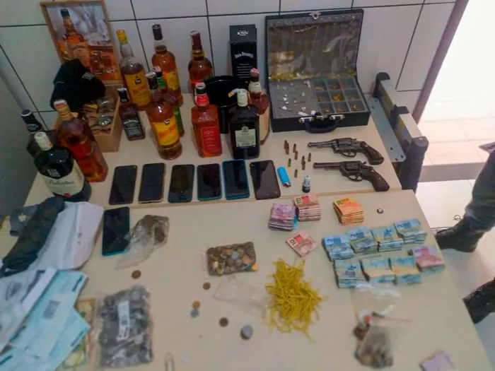 Polícia Militar recupera aproximadamente R$ 100 mil em joias e detém quatro criminosos envolvidos em roubo no estado em MG