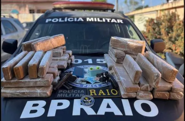 PMCE apreende 45 tabletes de maconha e duas armas de fogo em fundo falso de veículo