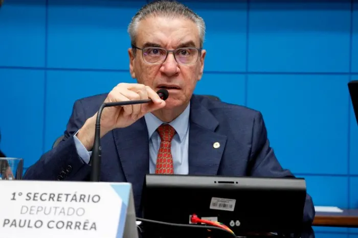 Os projetos de elaborados pelos outros Poderes são lidos pelo 1º secretário da ALEMS, Paulo Corrêa, no expediente