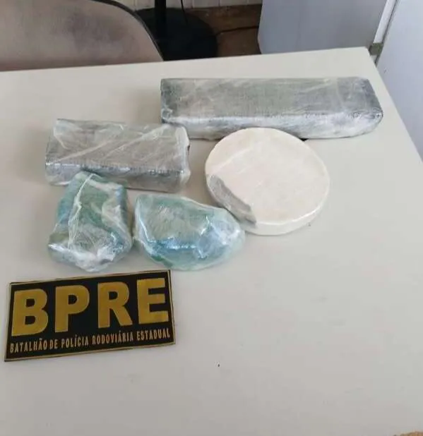 PMCE apreende drogas escondidas em compartimento de veículo e prende suspeito