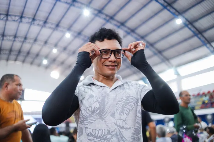 - Entrega dos óculos pelo programa Cuidar dos Olhos em São Luís (Foto: Rodrigo Ribeiro)