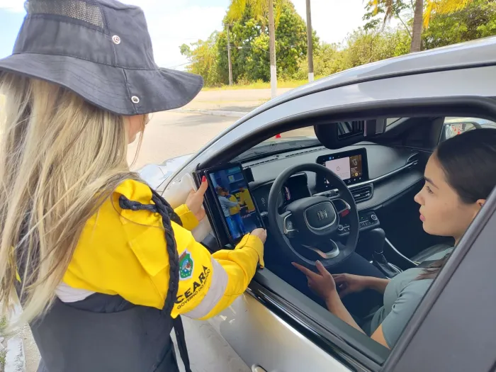 Detran-CE realiza blitz educativa alusiva aos cuidados com animais soltos às margens das CEs