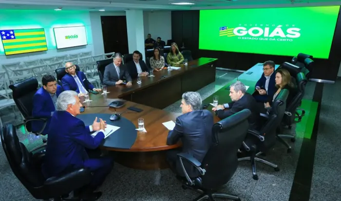 Governador Ronaldo Caiado durante anúncio de investimento de R$ 1,3 bilhão da Newave Energia para construção da maior usina solar de Goiás (Foto: Wesley Costa)