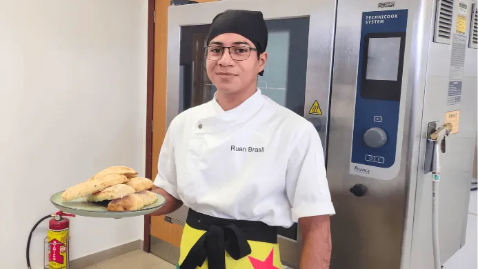 Professor e chef da Escola de Gastronomia do Acre recebe certificado do Prêmio 1000 Melhores Padeiros do Brasil de 2024