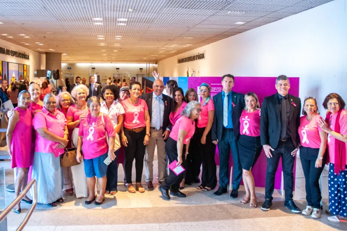 Exposição na CLDF traz mulheres com câncer de mama fotografadas em edifícios de Niemeyer