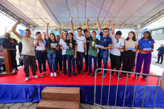 Governo do Estado entrega cheques do Bora Estudar aos alunos de Oriximiná
