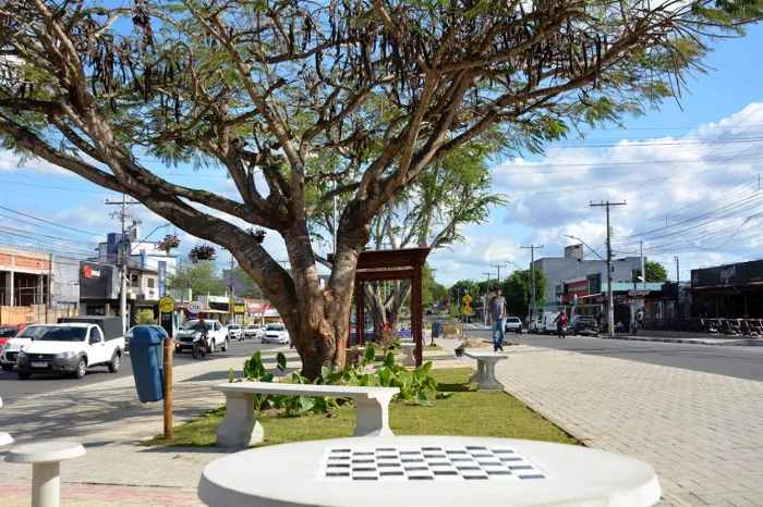 Chega a fase final construção de praça no canteiro central da avenida Fraga Maia