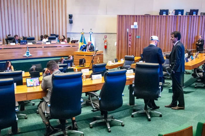 Distritais criticam fila para operações e cobram transparência do Iges