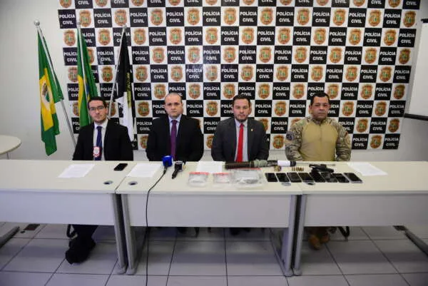 Polícia Civil deflagra operação e captura três suspeitos de homicídio com armas e drogas na Capital