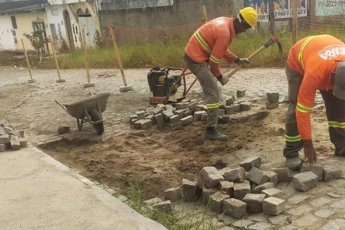 Pavimentação em cinco ruas e patrolamento de estradas nesta sexta-feira