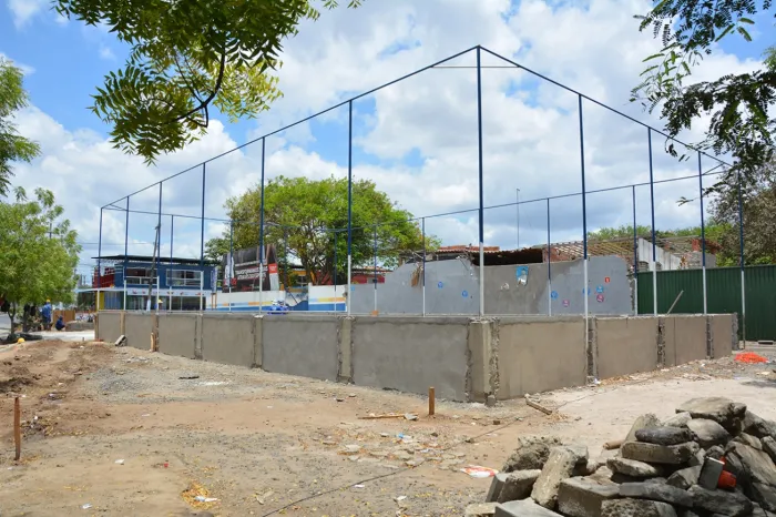 Nova quadra de beach tennis e academia de calistenia sendo construída na avenida Fraga Maia