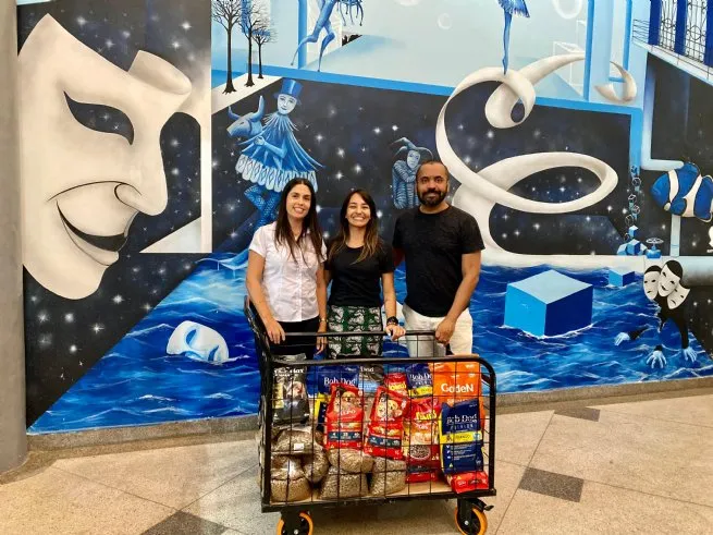 Fundass realiza doação de ração animal arrecadada com ingressos solidários em peça de teatro