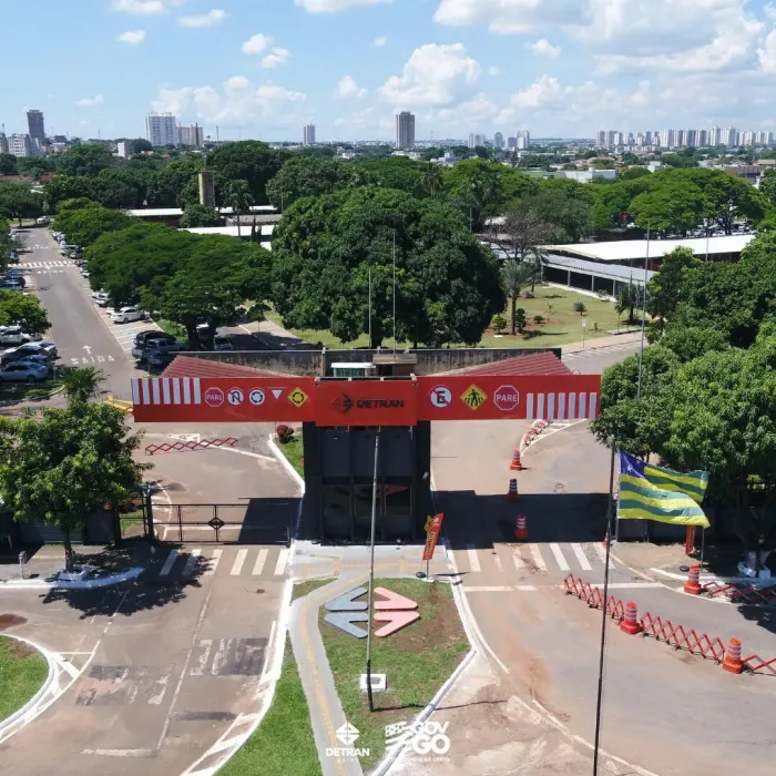 Projeto-piloto está funcionando na sede da autarquia. A sala conta com baias com computadores equipados com câmeras e detectores de movimento (Foto: Divulgação)
