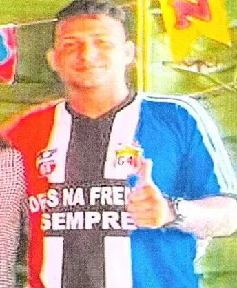 PC-AM divulga imagem de homem envolvido em homicídio de adolescente que foi morto na frente de seus familiares