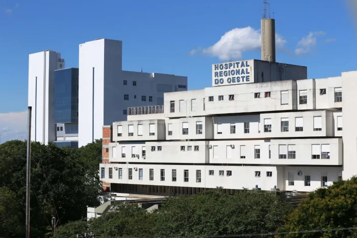 Hospital Regional do Oeste participa de pesquisa internacional para retirada de tumores cerebrais com paciente acordado