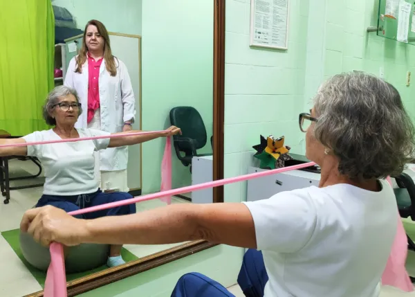 Dia do fisioterapeuta: profissionais da Rede Sesa promovem bem-estar e independência de pacientes