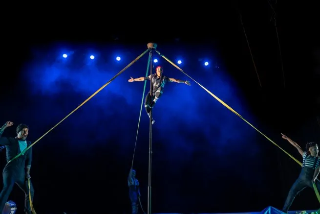 Espetáculo ‘Sobre as Ondas’ une circo, teatro e consciência ambiental no Teatro Municipal de São Sebastião