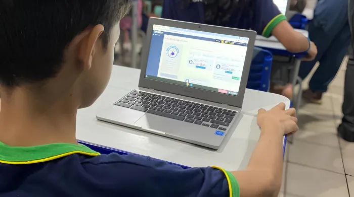 Cidade é pioneira em Mato Grosso na conclusão da avaliação do Mais Inglês MT utilizando Chromebook e destaca-se na implementação do projeto piloto
