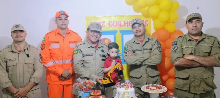 CBMCE participa do aniversário de criança que sonha em ser bombeiro em Quixadá