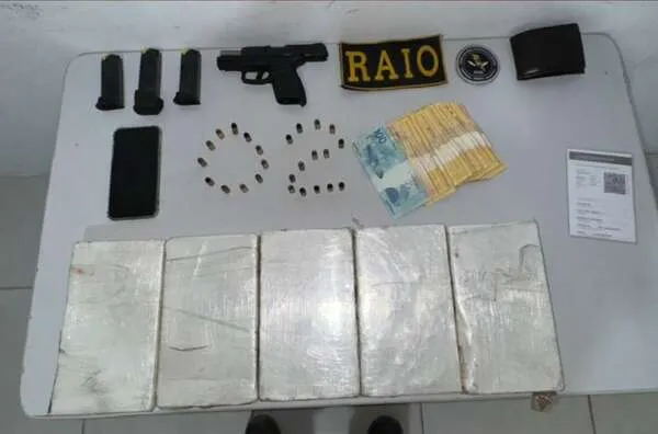 Suspeito é preso com arma de fogo e com pasta base de cocaína em Aquiraz