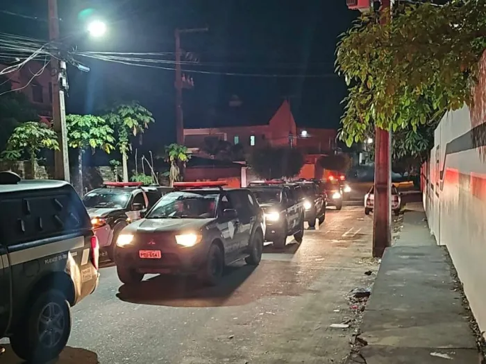 - Durante a ação, foram apreendidas drogas, armas e munições, além de dinheiro em espécie (Foto: Divulgação)