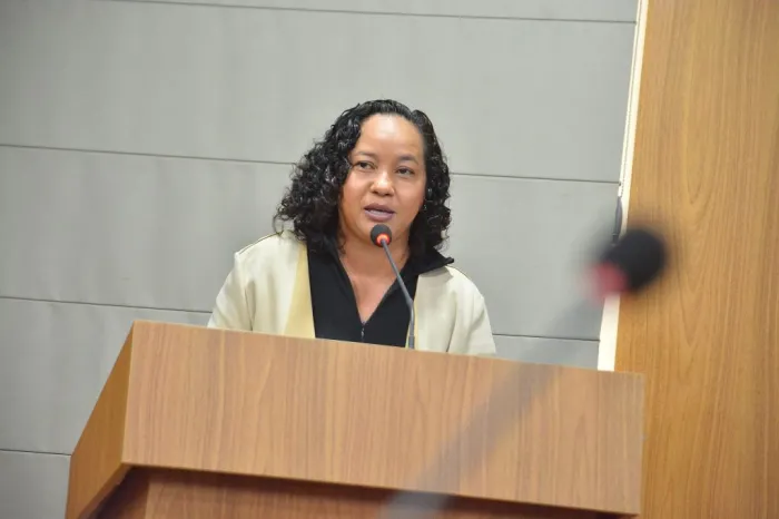 Silvana Noely faz discurso emocionado na Câmara e destaca sua trajetória no mandato