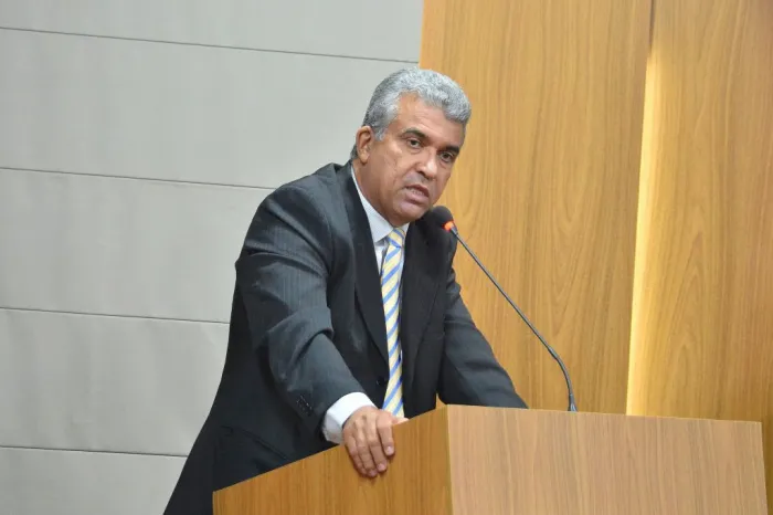 Marcial Lima faz discurso em defesa dos professores