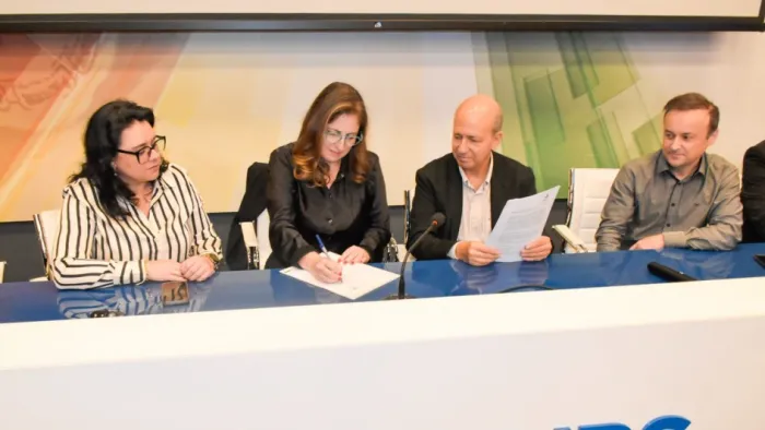 Secretária do Meio Ambiente e presidente do fórum, Marjorie Kauffmann (E) participou do ato de assinatura -Foto: Igor Almeida/Ascom Sema