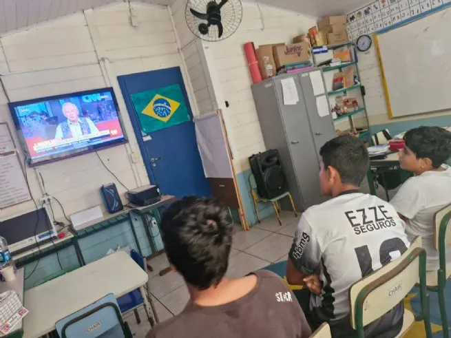 Prefeitura de São Sebastião leva internet para escola na Ilha do Montão de Trigo