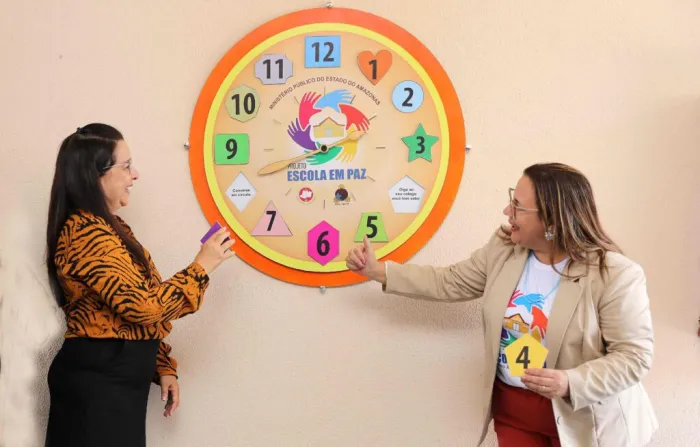 Escola Estadual Tiradentes recebe Relógio da Paz do Ministério Público do Estado do Amazonas