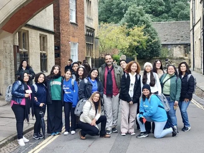 Alunos e professores de São Sebastião participam do primeiro dia de aula em Oxford