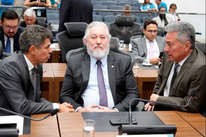Um dos destaques foi a aprovação, em redação final, do  Projeto de Lei 105 de 2024, do deputado Antonio Vaz (ao meio)