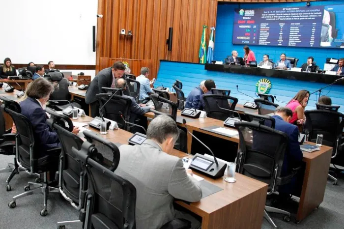 Sessão ordinária é realizada no plenário a partir das 9h e é aberta à imprensa e à participação de toda sociedade