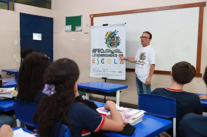 Projeto pedagógico aborda literatura africana com professores e estudantes da rede estadual