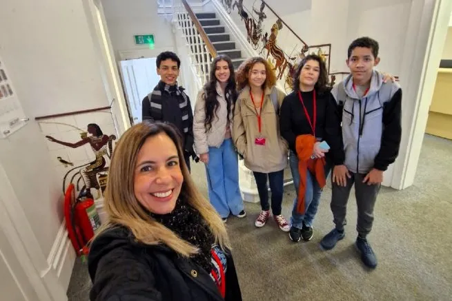 Estudantes de São Sebastião participam de atividades culturais em Oxford durante intercâmbio