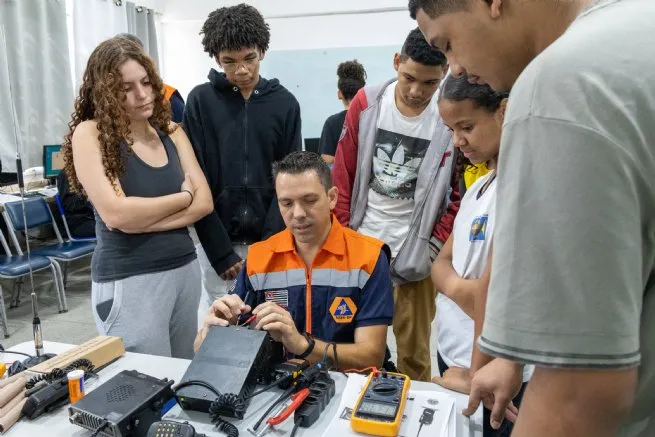 Estudantes de São Sebastião participam de formação de Rádio Amadores em parceria com a Defesa Civil Estadual