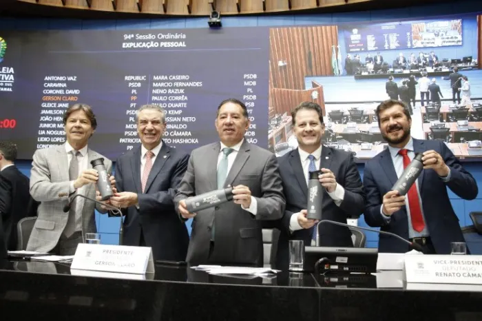 Durante a sessão ordinária da ALEMS, os parlamentares receberam a garrafa da 2ª Corrida dos Poderes