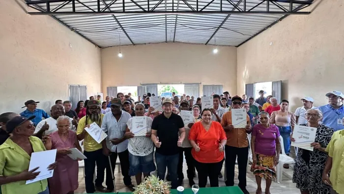 Interpi entrega títulos de terra para famílias da comunidade rural Cabiza, em Pajeú