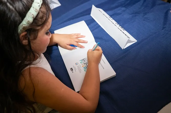 EM Fued Temer realiza lançamento de livro escritos por alunos
