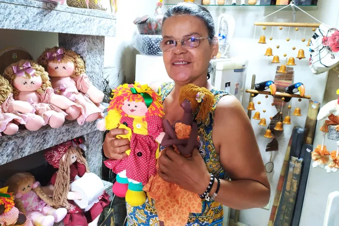 Bonecas de pano fazem a felicidade da artesã Idy